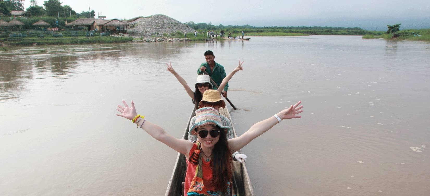 Canoeing in Chitwan 
